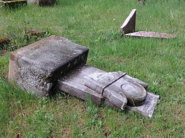 Kincskeresés közben döntötték ki a budakeszi zsidótemető sírjait