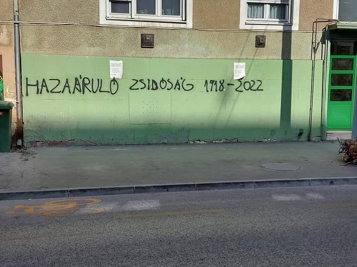Antiszemita feliratot pingáltak egy budapesti ház falára