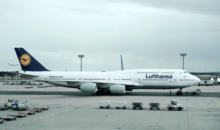 Kártérítést fizet a Lufthansa a zsidóknak, akiktől megtagadta a beszállást