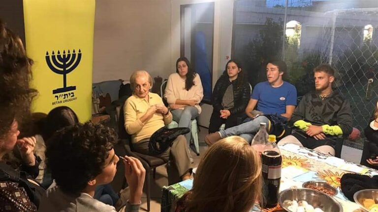 Emlékezés a nappaliban: holokauszttúlélők beszélgetnek fiatalokkal