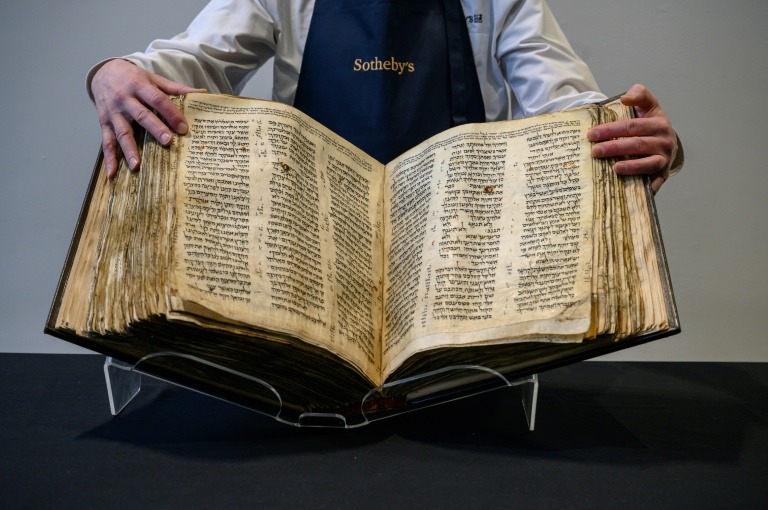 38 millió dollárt ér a legrégebbi héber Biblia