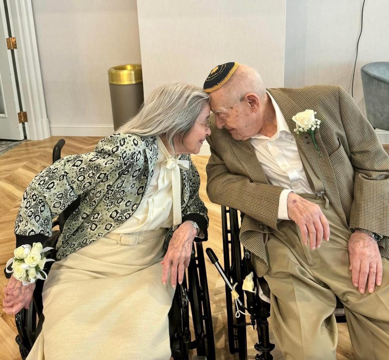 Mázel tov: 100 évesen vette feleségül 102 éves barátnőjét