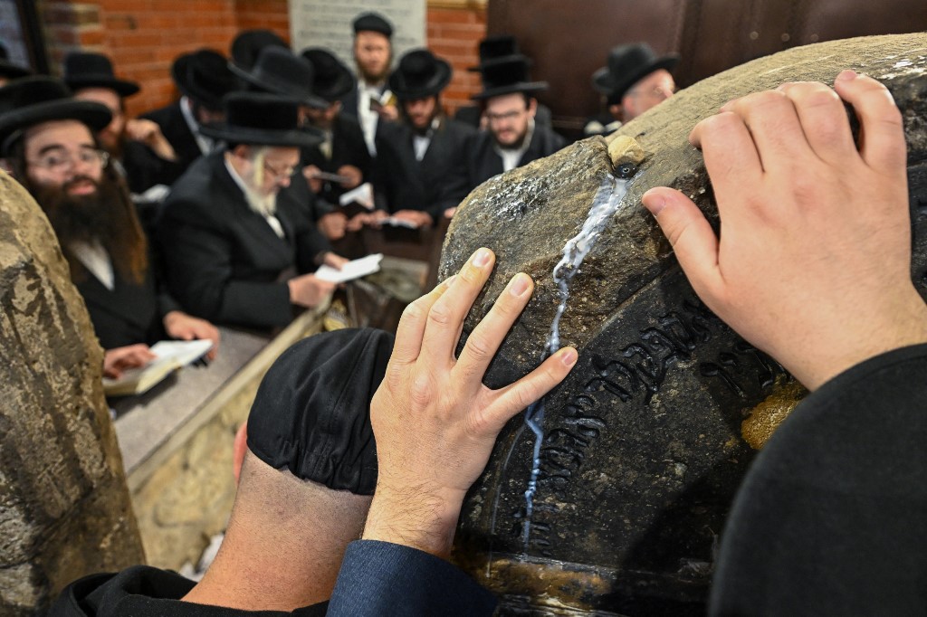 Nézze meg videón, hogyan imádkoznak a bodrogkeresztúri csodarabbi sírjánál