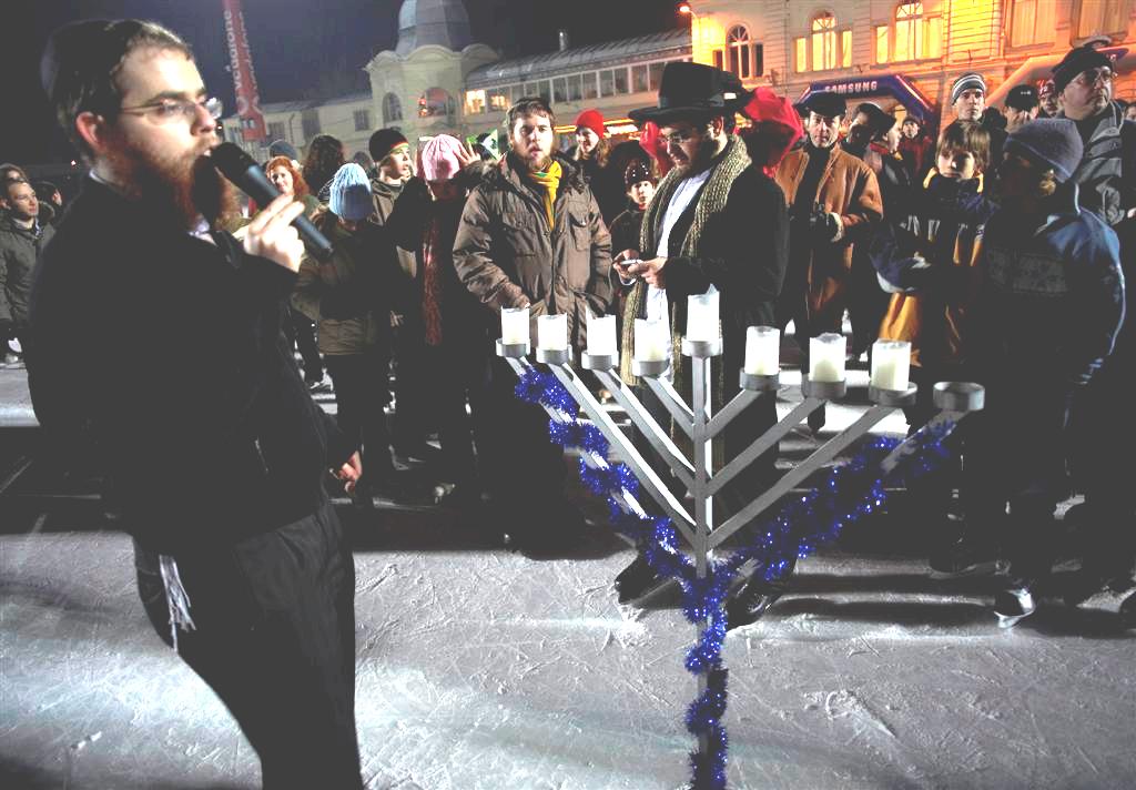 Mutatjuk a legjobb pillanatokat az eddigi összes Hanukorcsolyáról